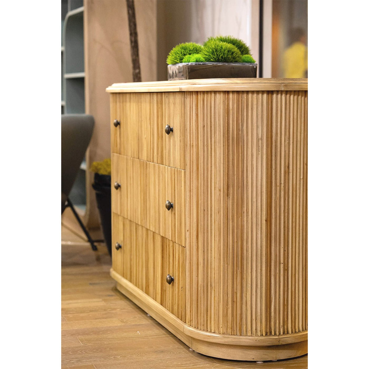 Reeded Mahogany Oval Dresser - English Georgian America